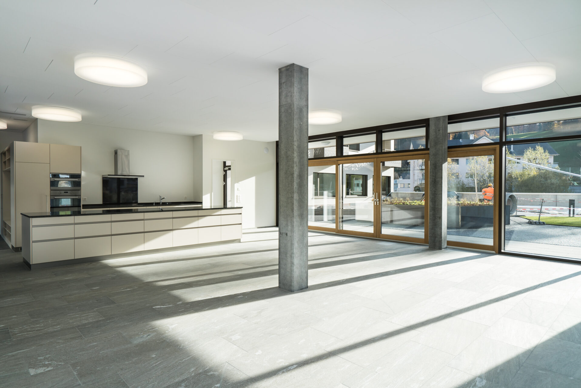 Alterswohnungen Wollerau, Gewerberaum mit Küchentheke, marty architektur