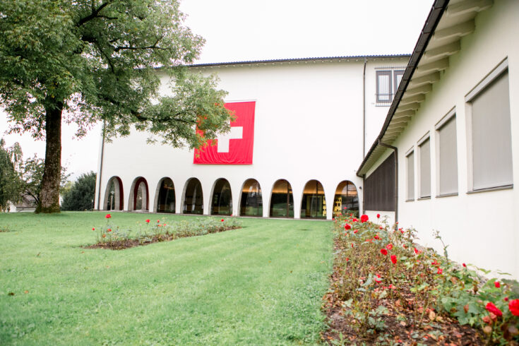 Bundesbriefmuseum Schwyz, Aussenaufnahme mit Wiese, marty architektur