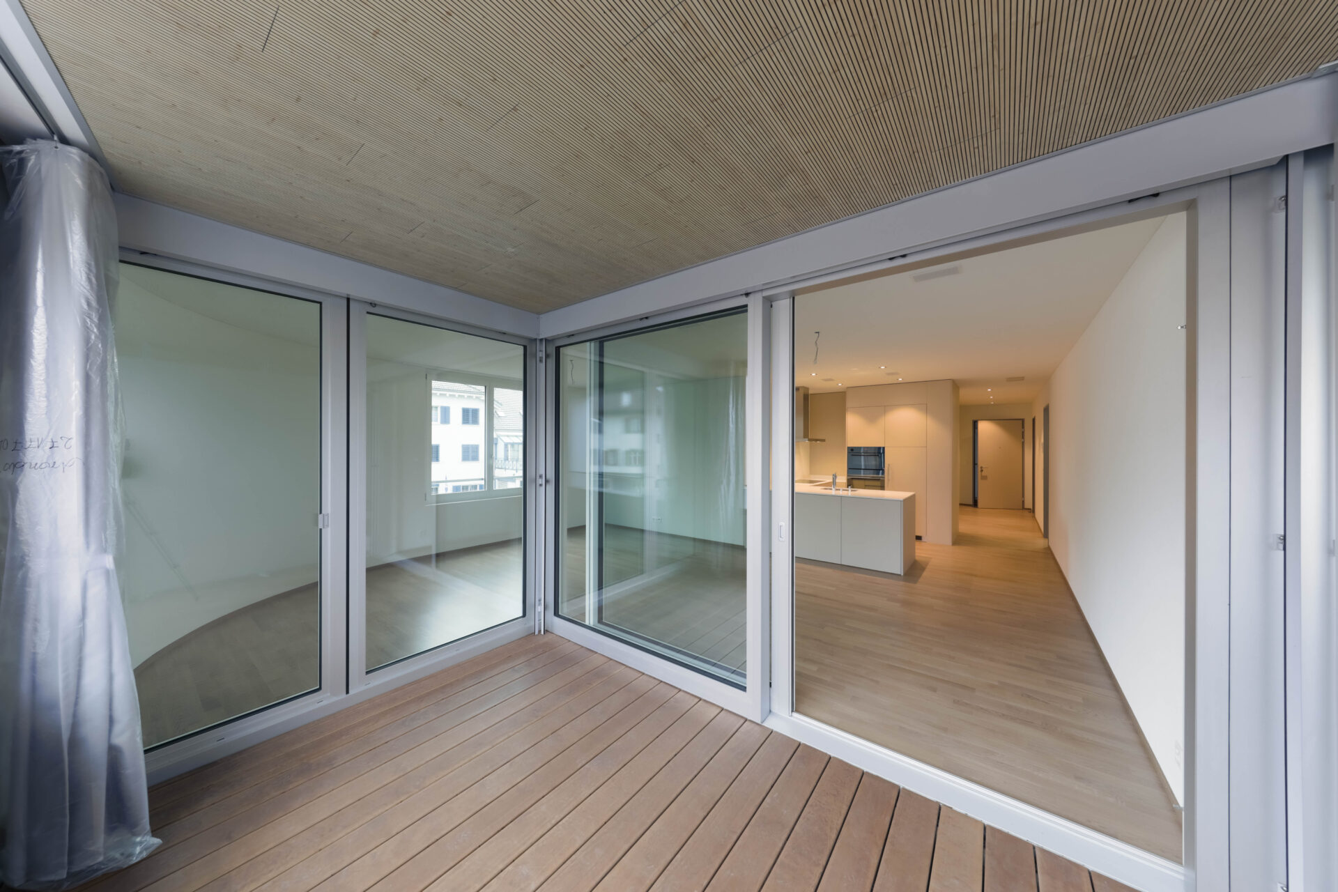 Glarnerstrasse Siebnen, Loggia mit Blick in Wohnung, marty architektur