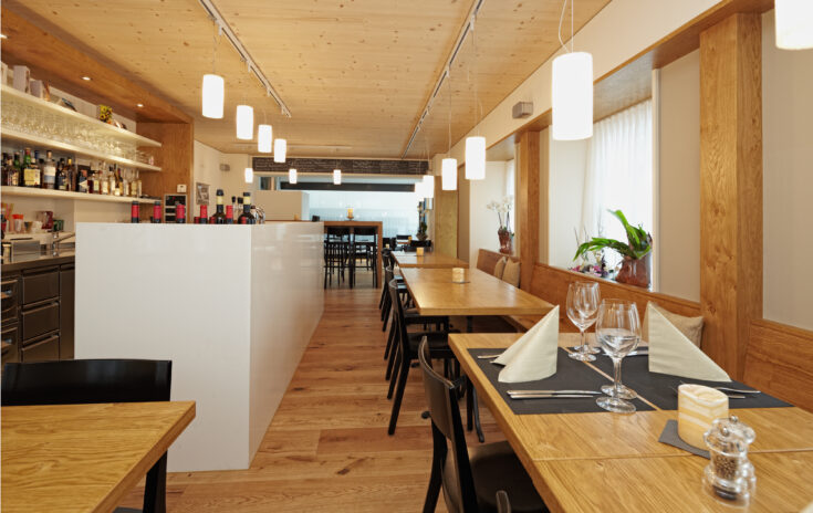 Kreuz Altendorf, Restaurant Theke und Tische, marty architektur