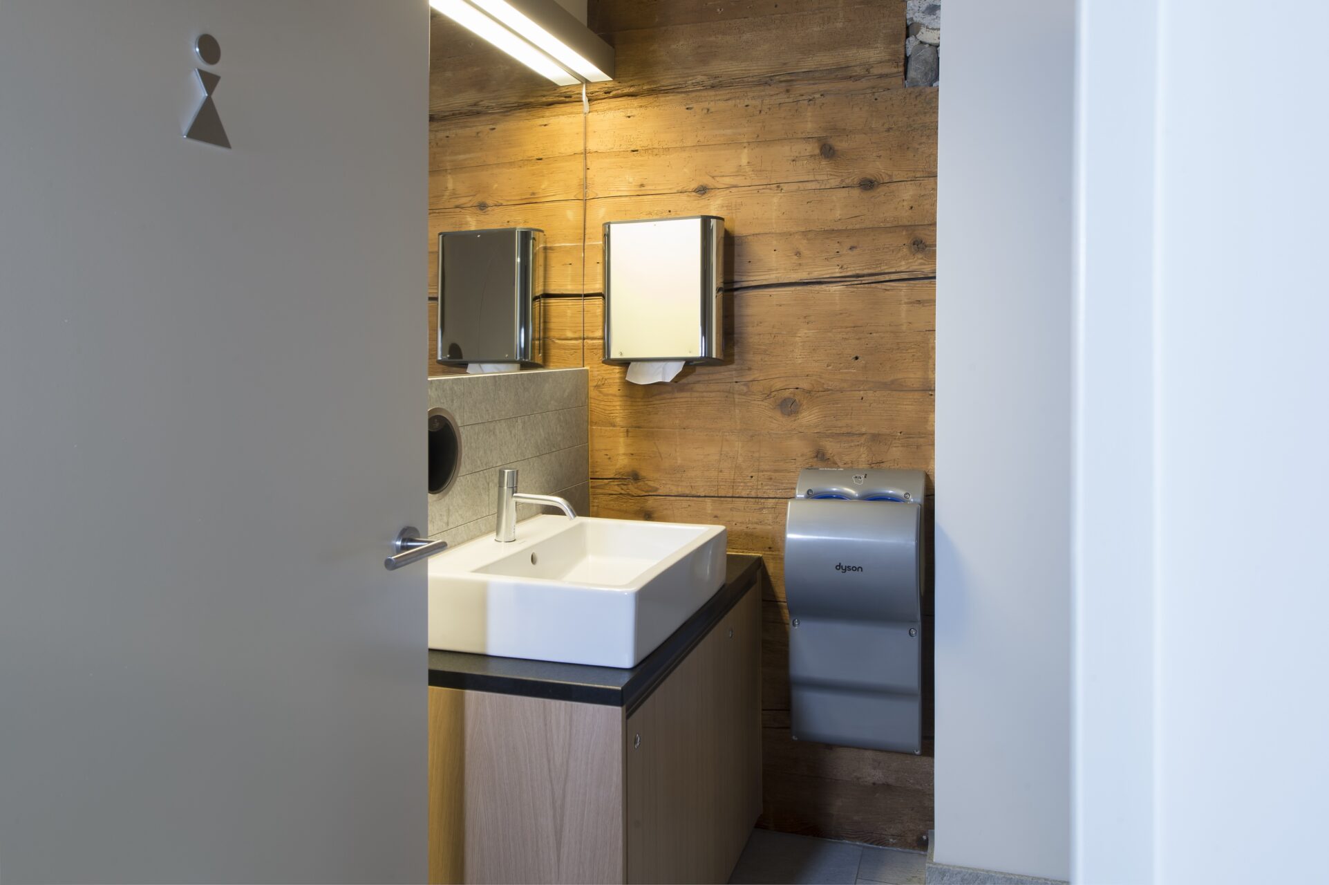 Lehnhof Altdorf, Restaurant WC, marty architektur