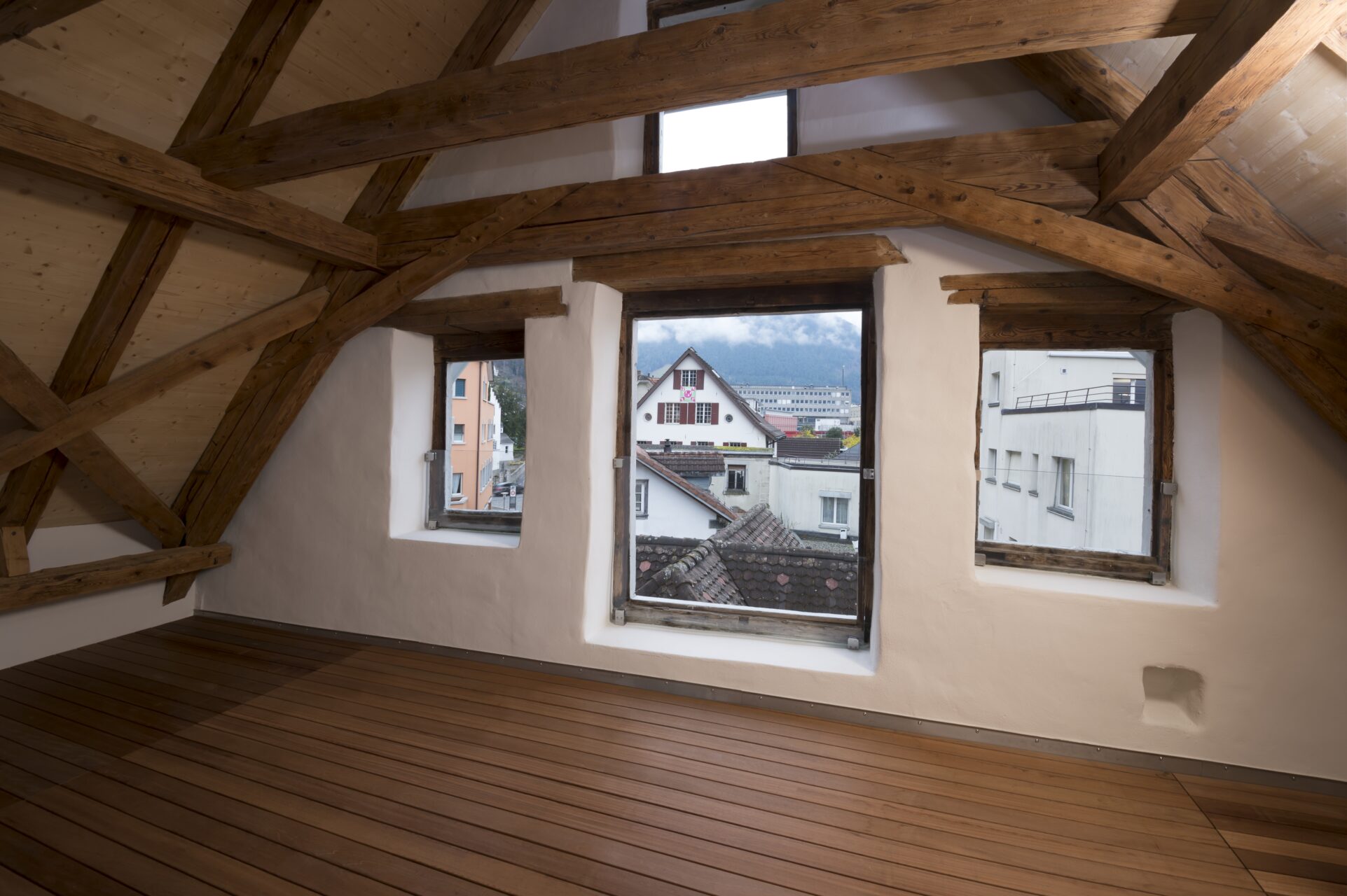 Lehnhof Altdorf, Attikawohnung Dachschrägen mit Balken, marty architektur