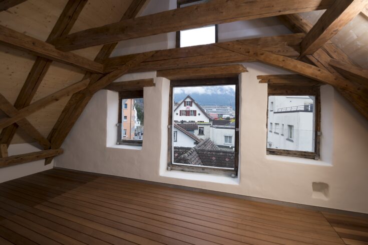 Lehnhof Altdorf, Attikawohnung Dachschrägen mit Balken, marty architektur