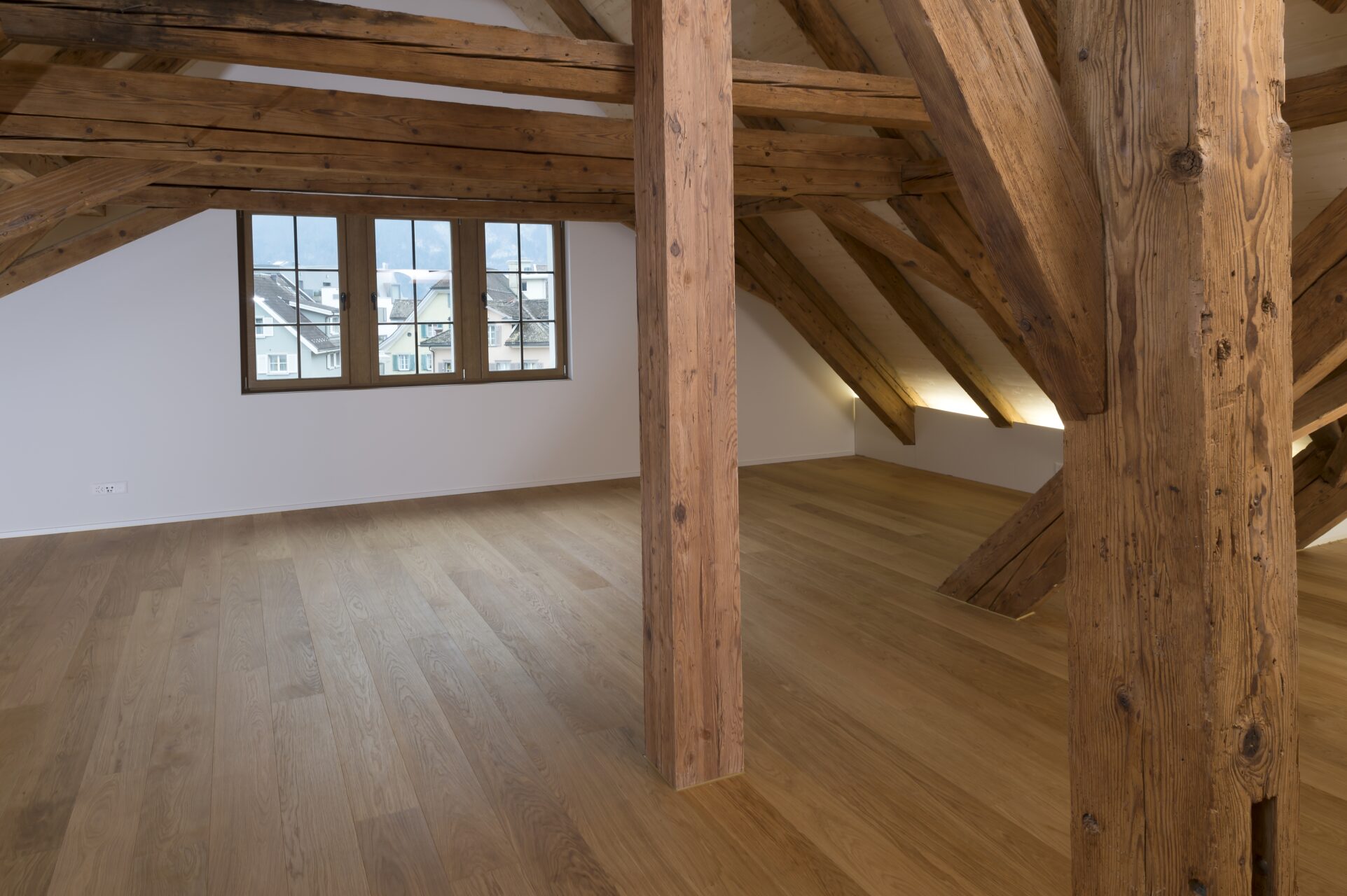 Lehnhof Altdorf, Attikawohnung Dachschrägen mit Balken, marty architektur