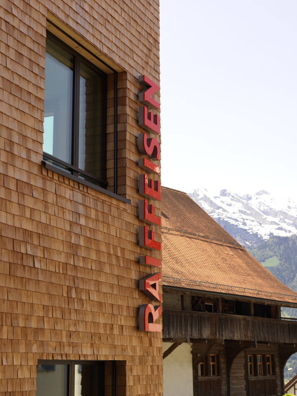 Raiffeisenbank Schächental Bürglen, Logo Fassade, marty architektur