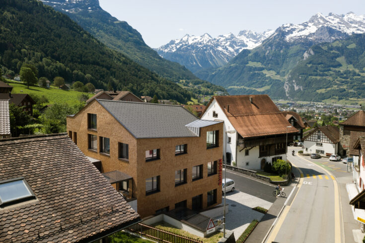 Raiffeisenbank Schächental Bürglen, Aussenaufnahme, marty architektur