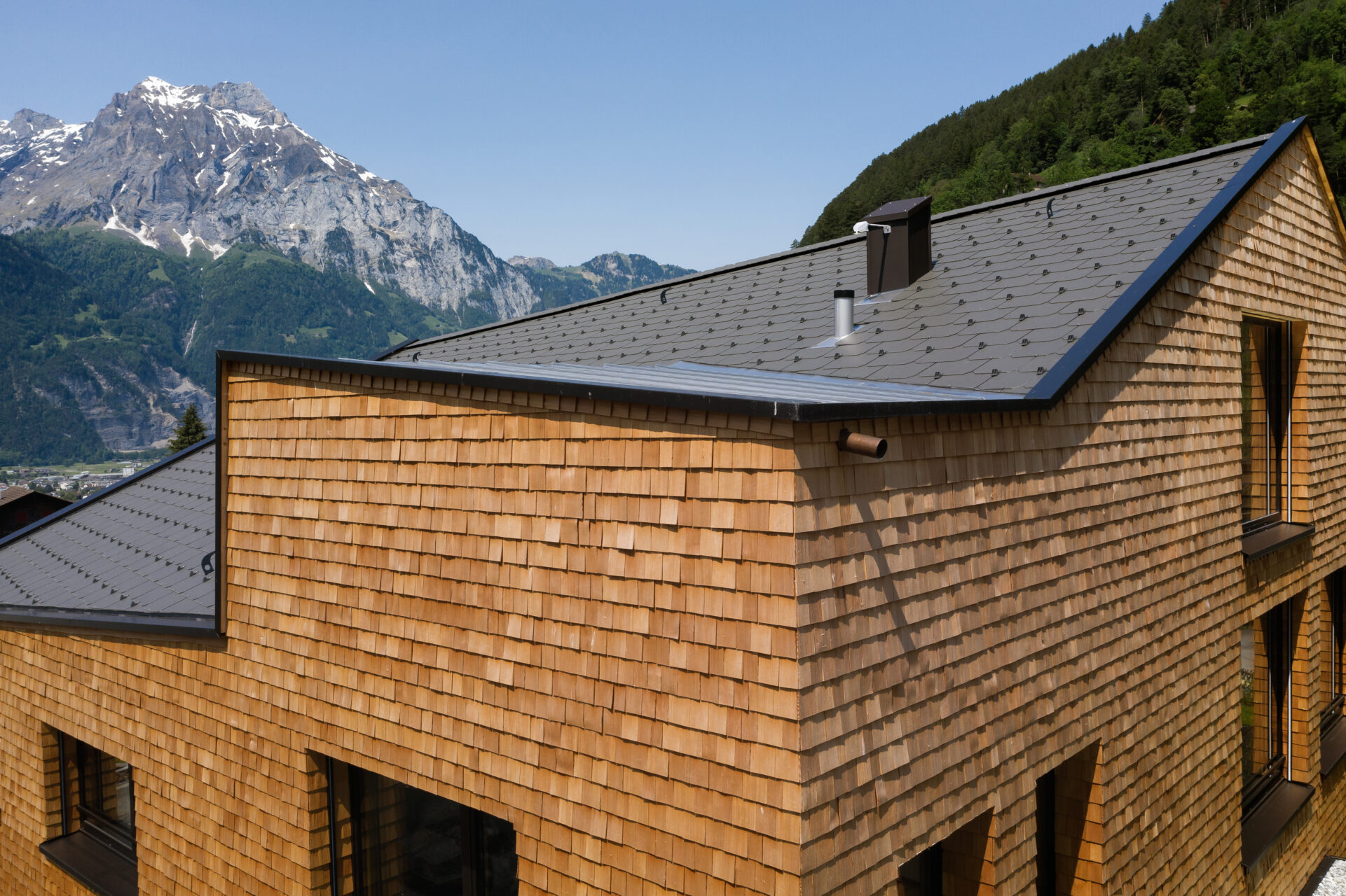 Raiffeisenbank Schächental Bürglen, Fassade Holzschindeln, marty architektur