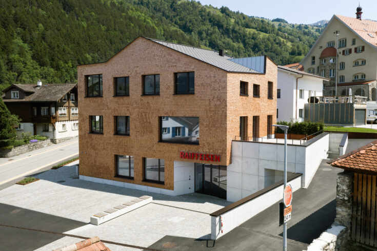 Raiffeisenbank Schächental Bürglen, Aussenaufnahme, marty architektur