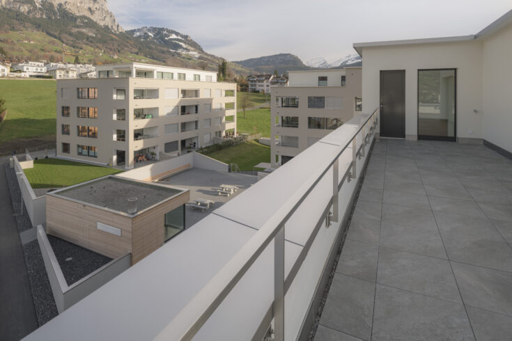 Stelzli Seewen, Dachterrasse mit Ausblick auf Überbauung, marty architektur