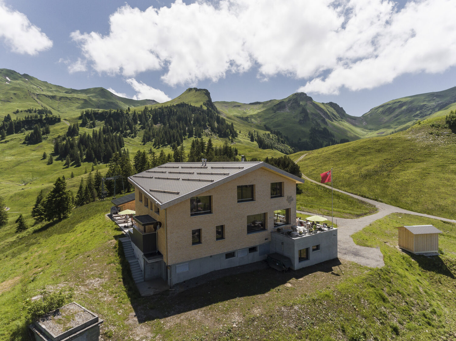 Stoos Hüttä, Aussenaufnahme Sommer, marty architektur