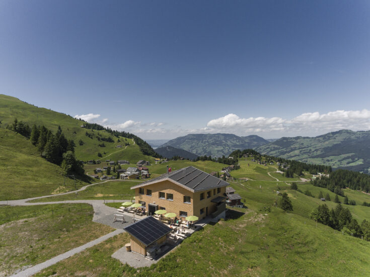 Stoos Hüttä, Aussenaufnahme Sommer, marty architektur