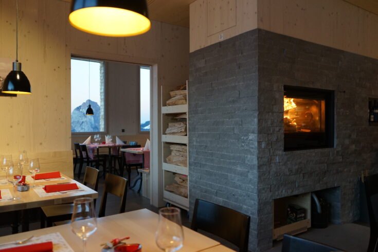 Stoos Hüttä, Restaurant mit Cheminée, marty architektur