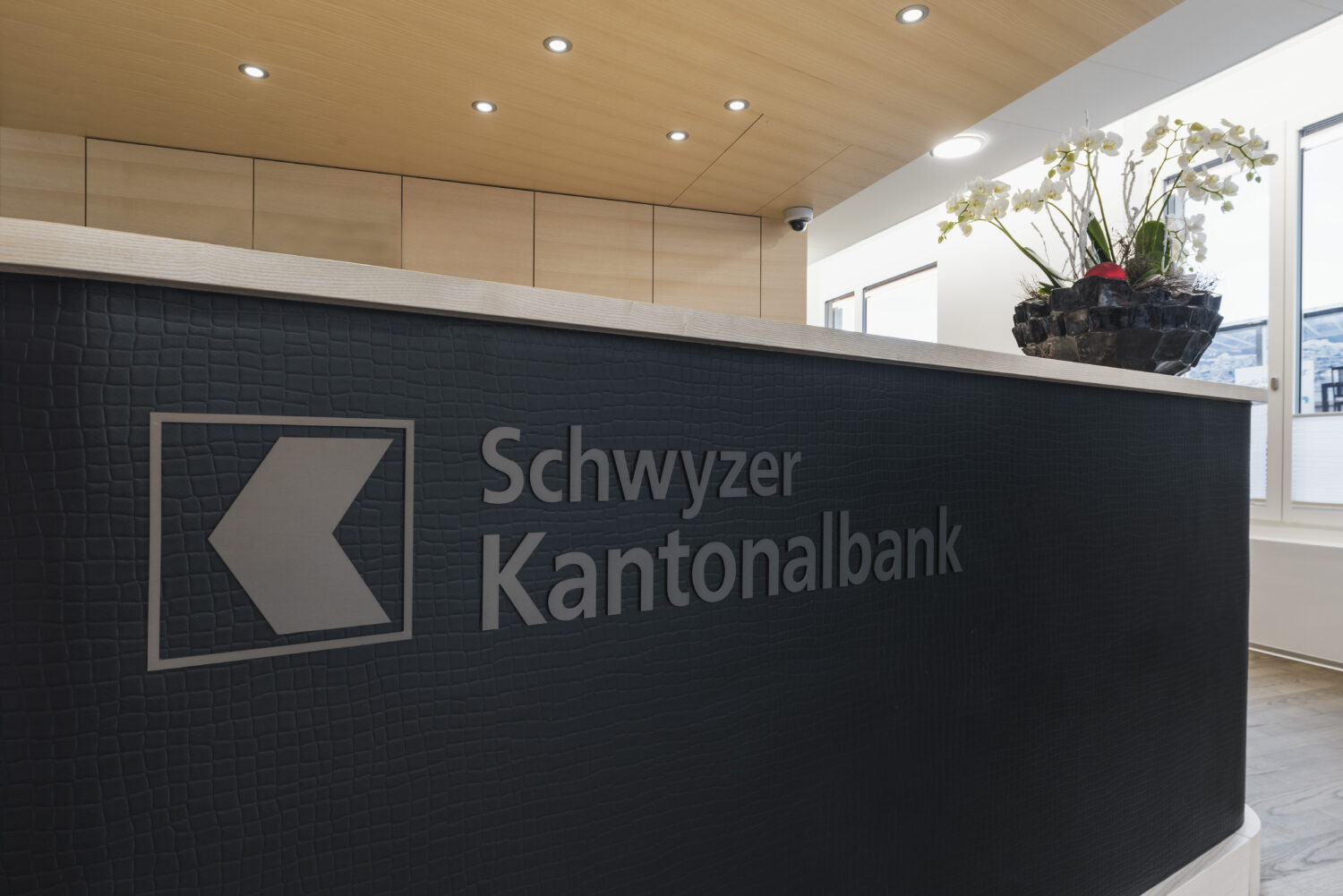 Schwyzer Kantonalbank Altendorf, Schalter mit Logo, marty architektur