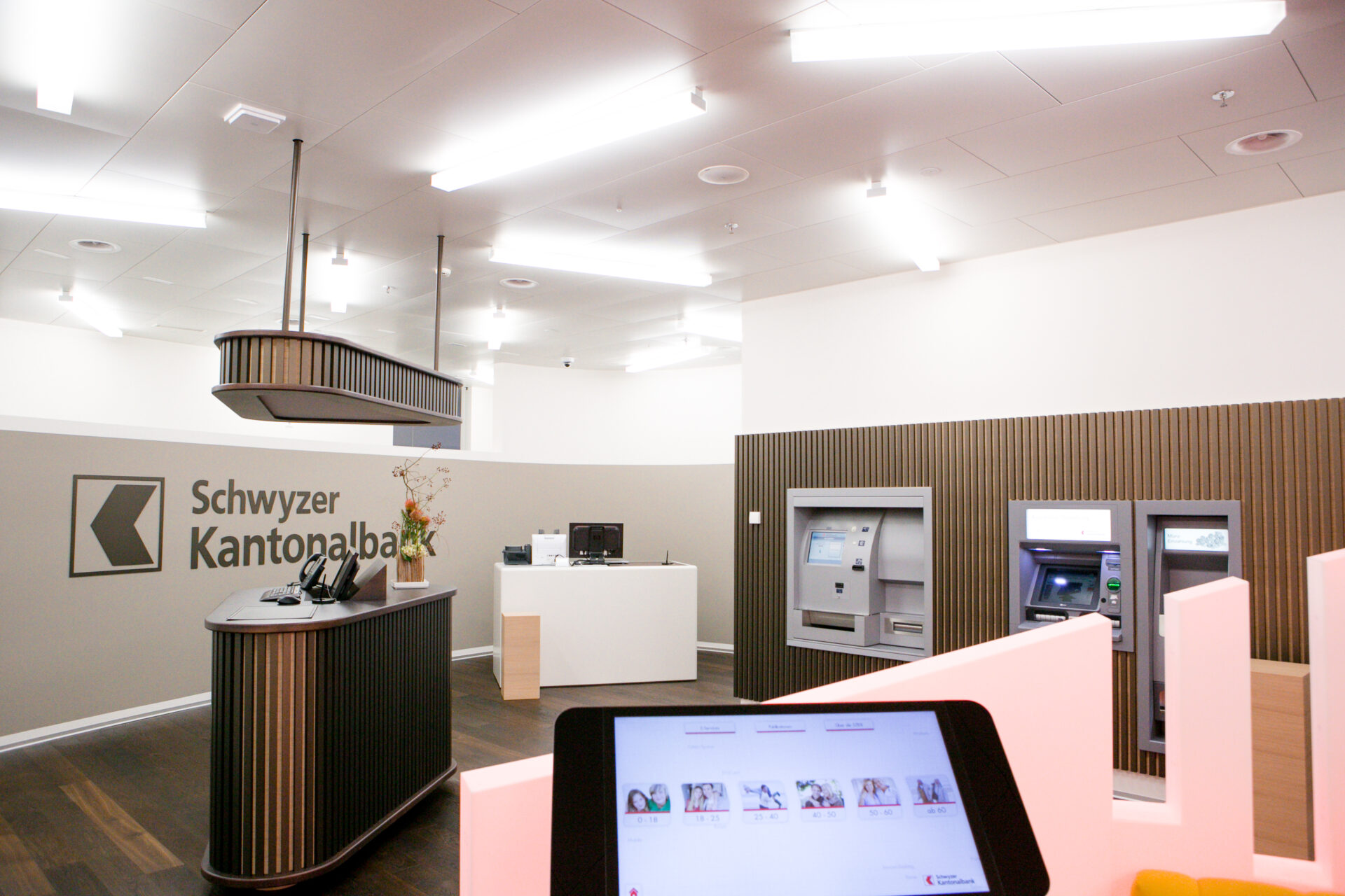 SZKB Mythen Center Ibach, Schalter und Bancomaten, marty architektur