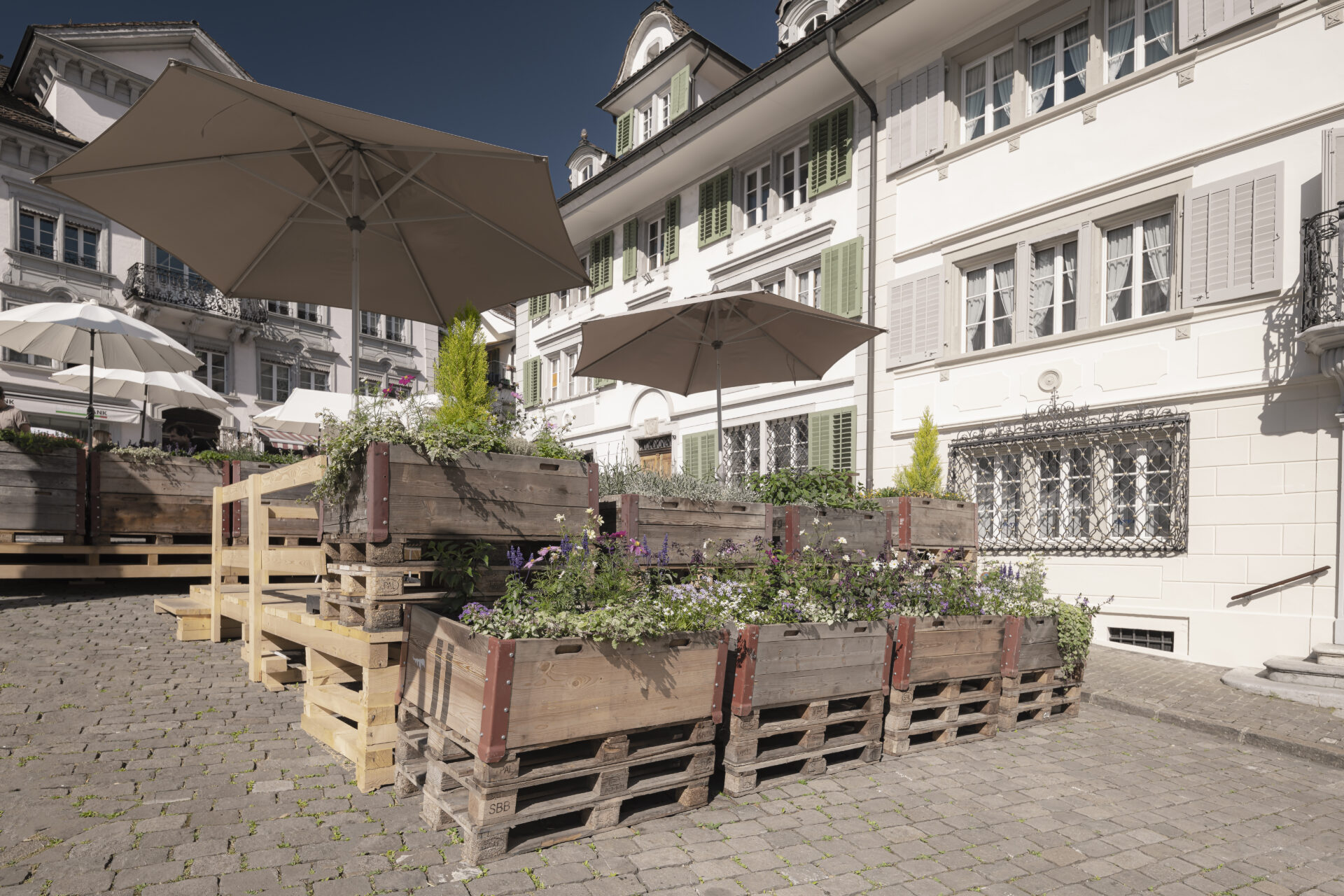 Freiluftcafé Hauptplatz Schwyz, Pflanztröge, marty architektur