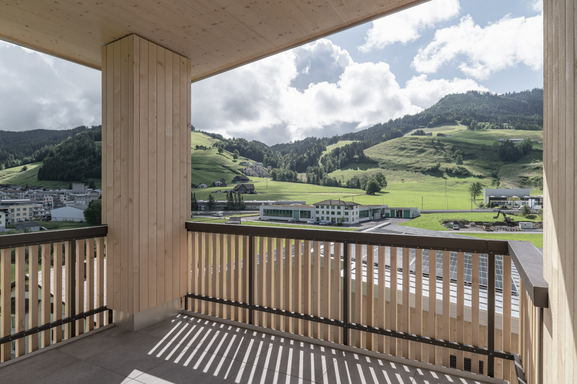 Rössliweid Rothenthurm, Balkon mit Aussicht, marty architektur