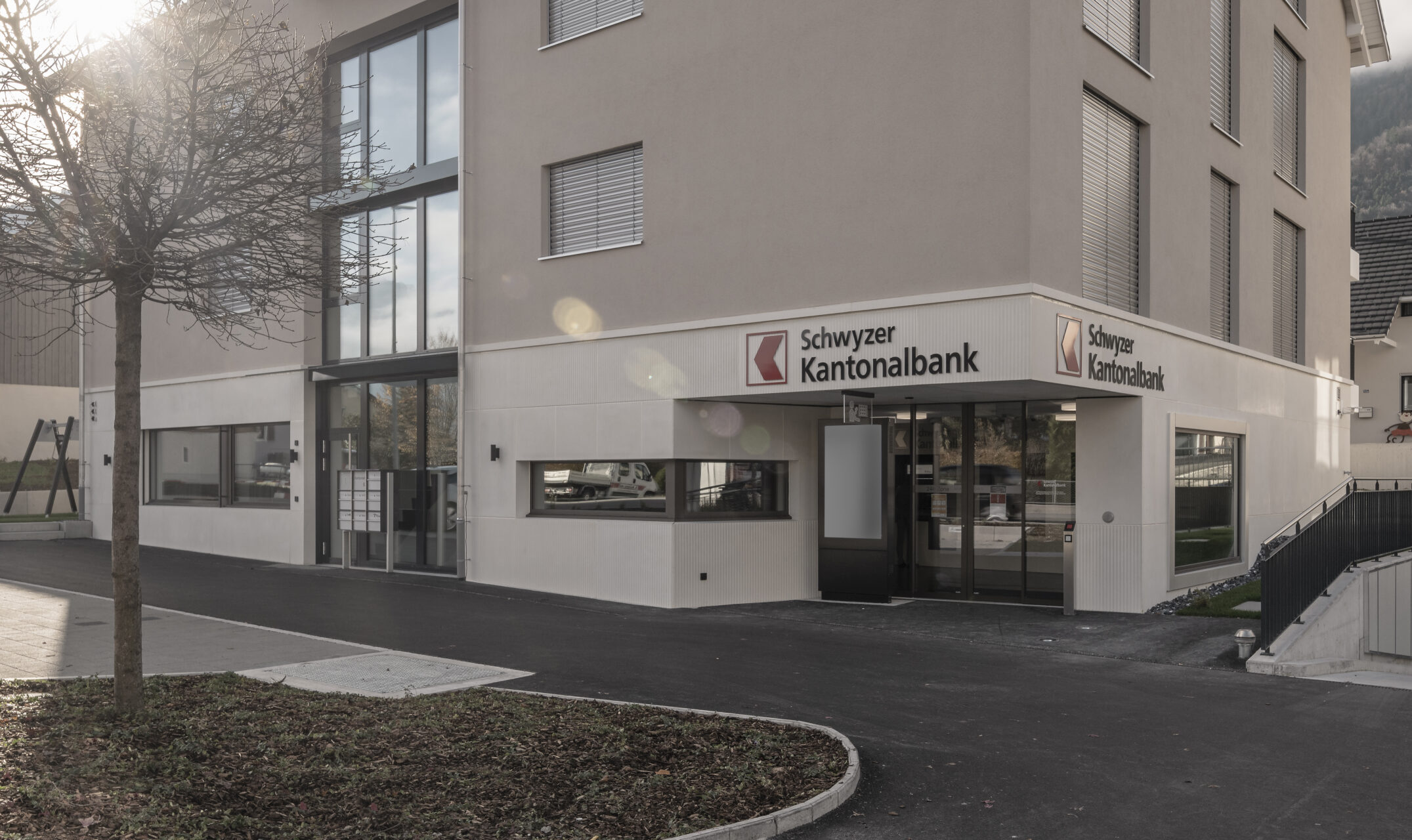 Schwyzer Kantonalbank Reichenburg, Aussenaufnahme, marty architektur