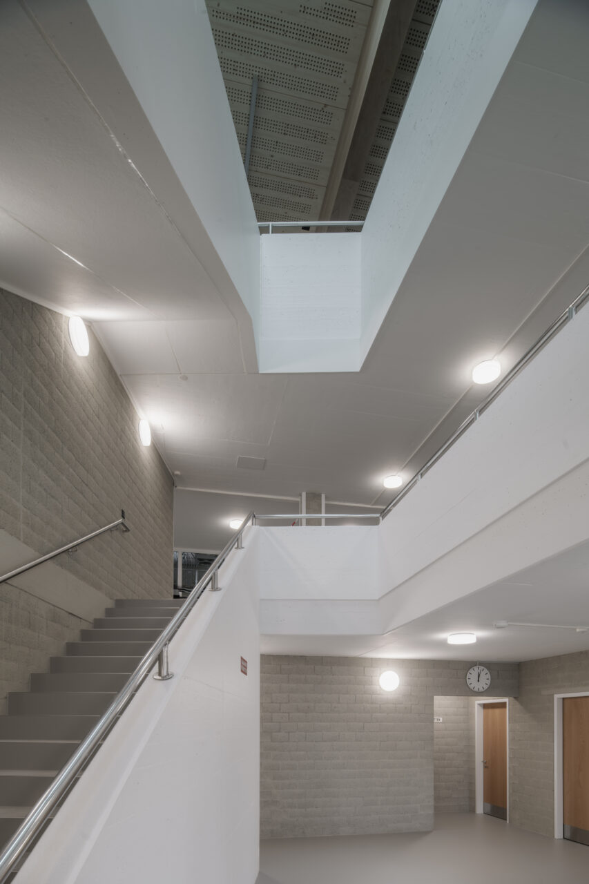 Dreifachturnhalle Pfäffikon, Treppenaufgang, marty architektur