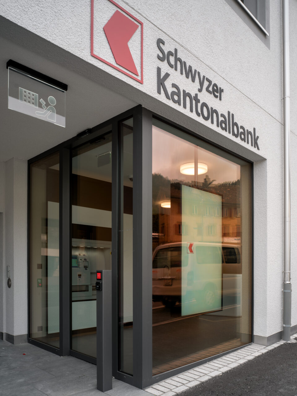 Schwyzer Kantonalbank Schindellegi, Aussenaufnahme, marty architektur